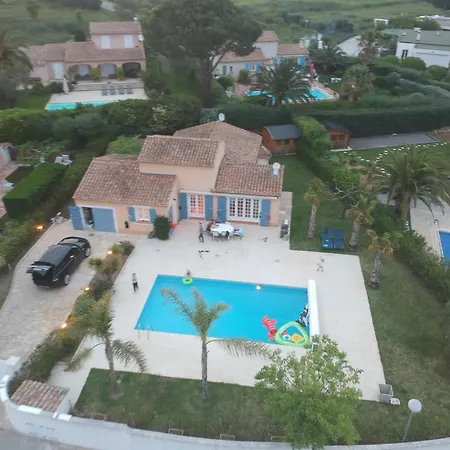 Villa Avec Piscine Accès Direct à Pied à La Privée